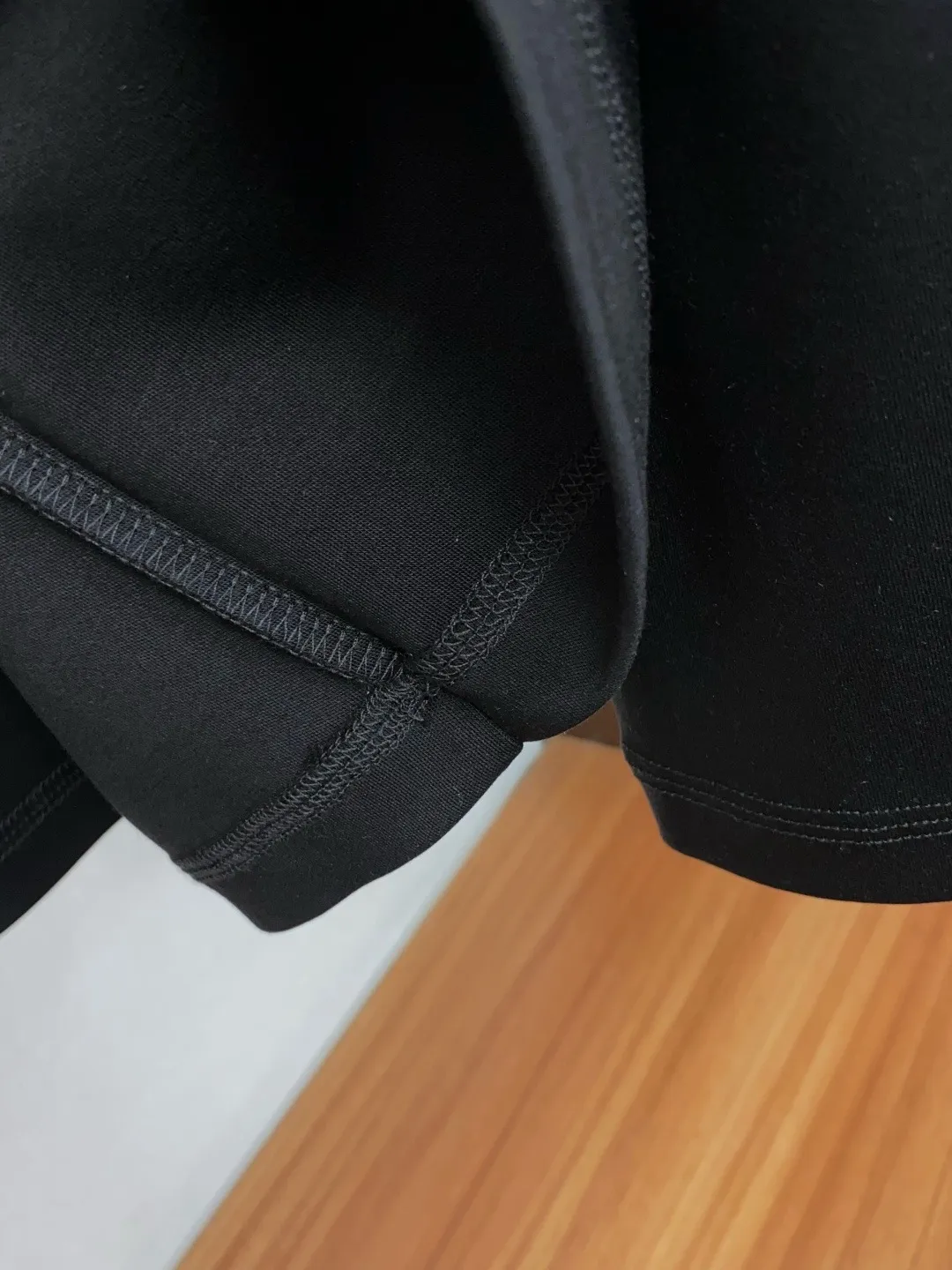 , BC 2026 autumn and winter counter New Arrival Fashionable casual bottoming shirt, long-sleeved T-shirt, made of selected imported high-density double yarn 100% cotton fabric, made with exquisite original logo, excellent in comfort and breathability, soft, anti-wrinkle, elastic and excellent drape. It is handsome whether worn alone or layered with it. It is in line with men’s practical dressing habits, pursuing luxury, nobility and elegance, creating extraordinary men’s taste. The visual effect is very good, the grade is very high, simple and fashionable, a must-have choice for leisure and business! (Complete three standards) Sizes: M-3XL